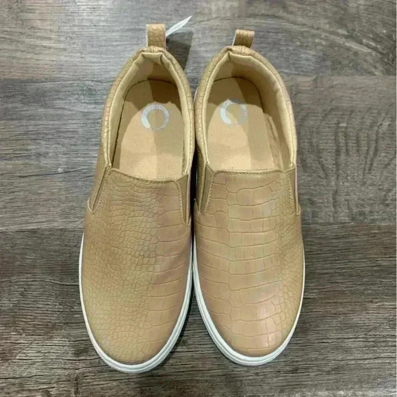 Journee Collection Womens Patrice Embossed Sneakers NWT Womens Size 6.5 - Picture 1 of 2